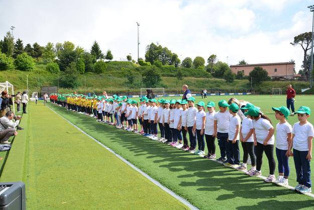 I bambini schierati prima al Collacchi durante Rugby a Scuola