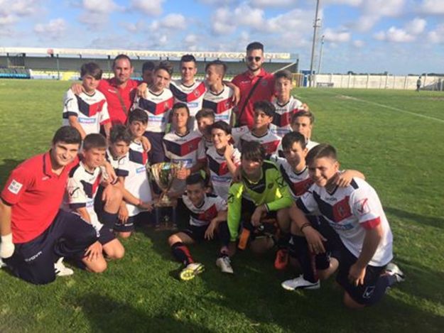 I 2002 del Fiumicino con la coppa del Memorial Scaratti