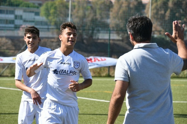 Filippo D&apos;Andrea, migliore in campo nella sfida del Tamagnini, esulta dopo l&apos;1-0 (foto Lori)
