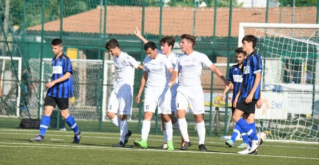 L&apos;esultanza di Costantini dopo il 3-1. Con il numero 17 Tonanzi autore del raddoppio (foto Lori)