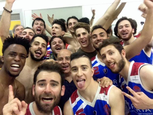 L&apos;esultanza del Frascati dopo la conquista della Serie C Gold