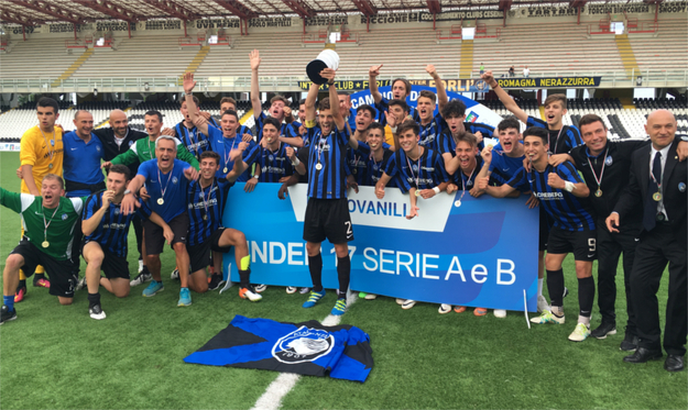 L&apos;Atalanta alza il trofeo al cielo al Manuzzi di Cesena ©Gazzetta Regionale