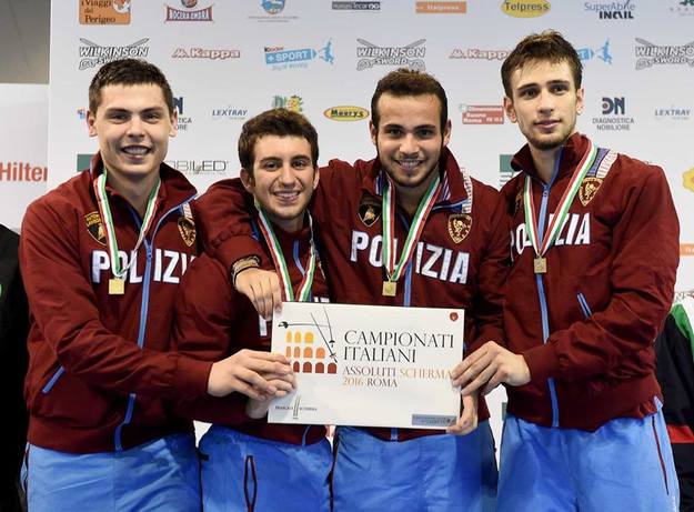 Stefano Scepi con la squadra delle Fiamme Oro (foto © Bizzi/Federscherma)