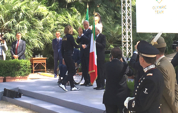Federica Pellegrini riceve il tricolore dal Presidente della Repubblica Sergio Mattarella