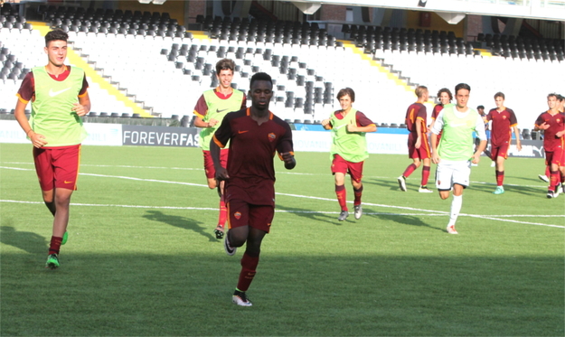 L&apos;esultanza di Mory Bamba dopo il rigore che ha steso l&apos;Atalanta 