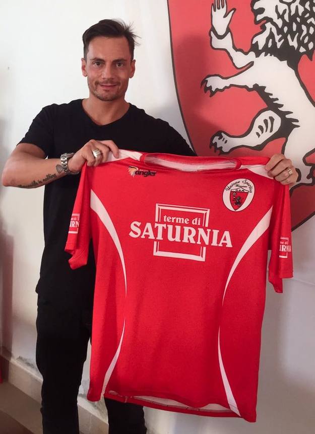 Pecci con la sua nuova maglia (foto Facebook)