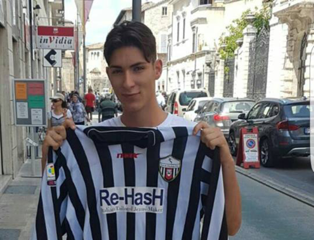 Gianmarco Privitera con la maglia dell&apos;Ascoli
