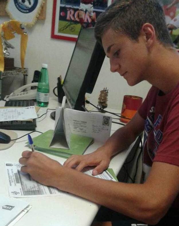 Leonardo Ferrari al momento della firma con la Roma