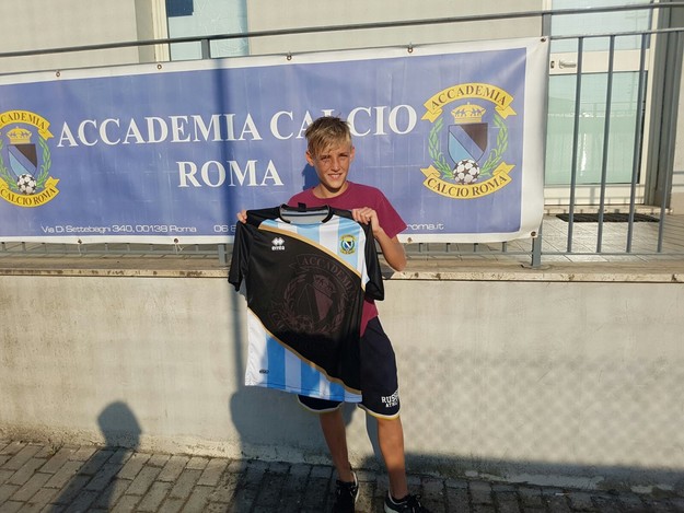 Un sorridente De Ioannon con la nuova maglia
