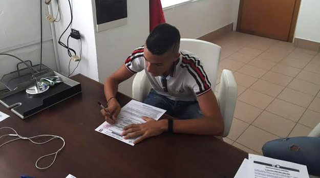 Papa firma con la Lodigiani ©GazReg