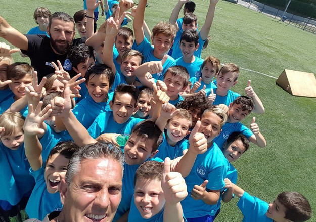 Maurizio Silvestri con un gruppo di ragazzi (©Facebook)