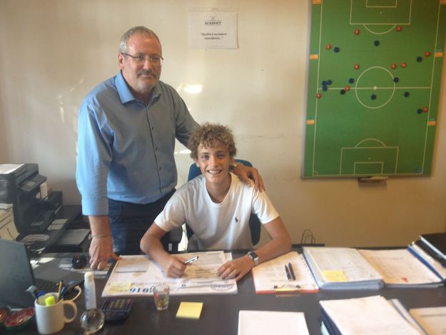Nicolò Cesaroni con Joop Lensen al momento della firma per la Lazio