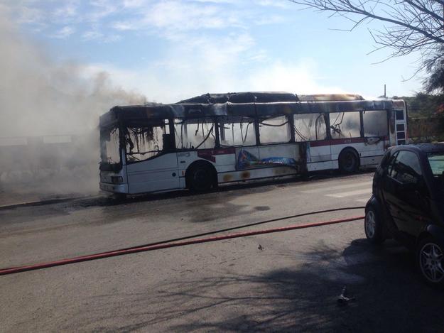 L&apos;autobus in fiamme