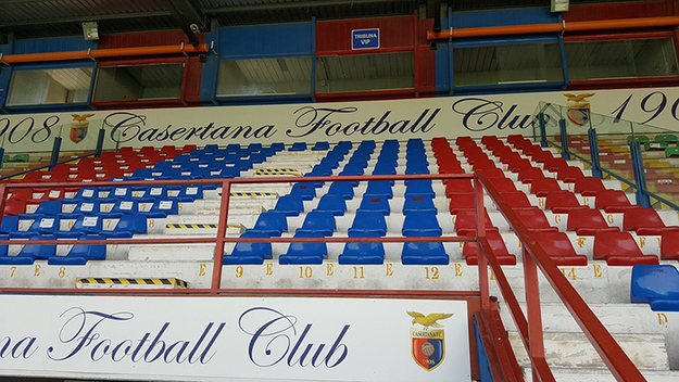 La tribuna dello stadio della Casertana ©Facebook/Giardinetti1957
