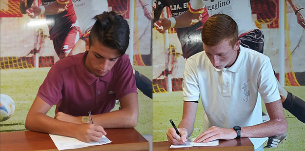Il momento della firma sul contratto