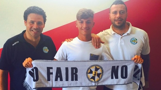 Davide Sabatini durante la presentazione con la sciarpa del Monterosi