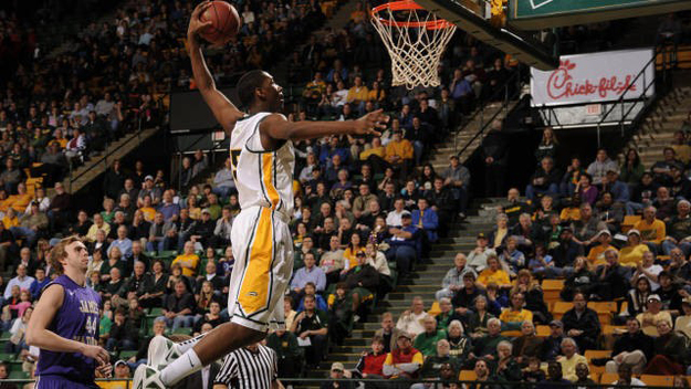 Una schiacciata di Jonathan Arledge (foto ©latinabasket.it)