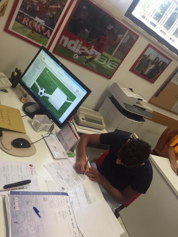 Tommaso al momento della firma con i giallorossi