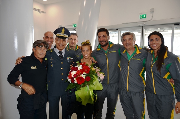 Tania Cagnotto con il corpo delle Fiamme Gialle appena sbarcata