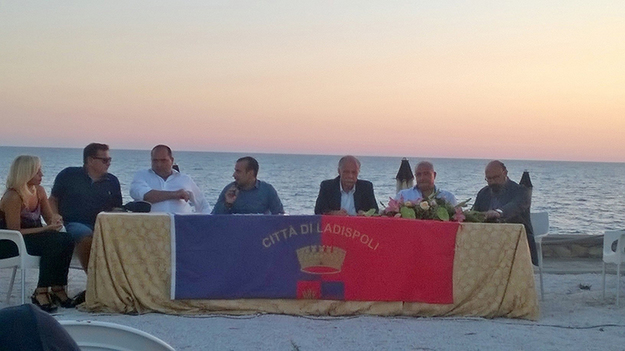 Il tavolo della conferenza. Con (secondo da sinistra) il ds Nista, e subito dopo il presidente Paris