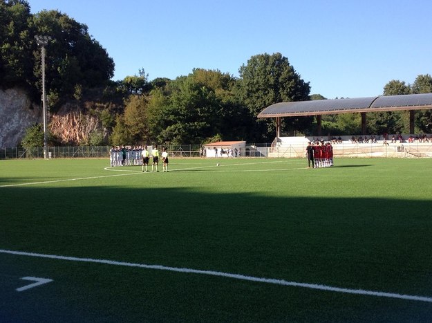 Le due squadre durante il minuto di raccoglimento