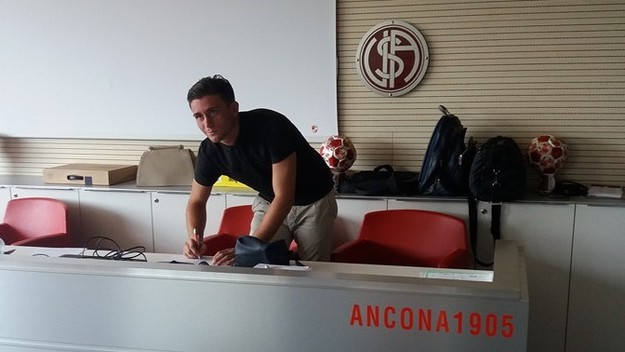 Basile durante la firma