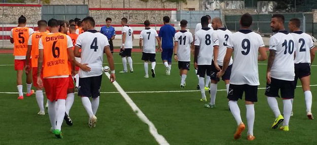 Le due squadre ad inizio gara (foto ©Gaeta Calcio)