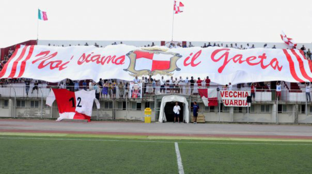 Una coreografia dei tifosi del Gaeta (foto ©DAngelo)