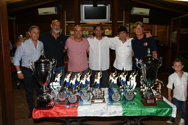Foto di gruppo per lo staff della Perconti. Al centro Andrea Persia, tecnico del terzo scudetto (foto Lori)
