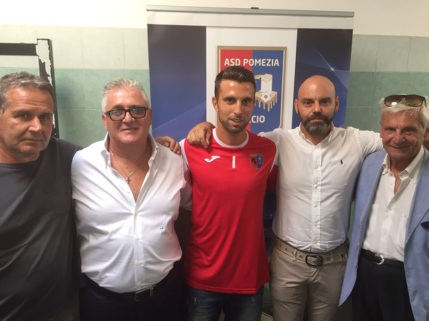 Emanuele Palermo con la dirigenza pometina