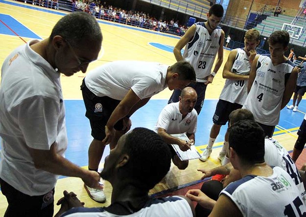 Time out con Gramenzi (©latinabasket)