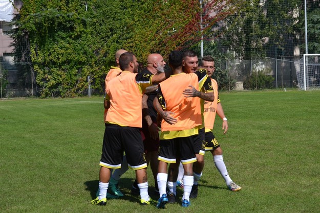 Marchetti abbracciato dopo l&apos;1-1