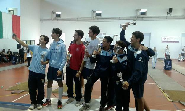 Memorial Traversi Il podio bianco azzurro del fioretto femminile, con 6 atleti su 8 della scuola &quot;Emmanuele F.M. Emanuele&quot;
