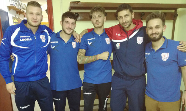 Il portiere Matteo Bassi, Carmine Ruotolo, Michele Nardelli, Mister Scalchi e Giulio Valle