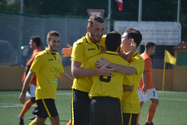 Halimaj abbracciato dai compagni