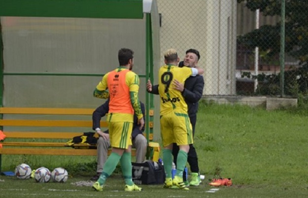 L&apos;abbraccio tra il mister e Raponi dopo il raddoppio gialloverde ©Imperoli