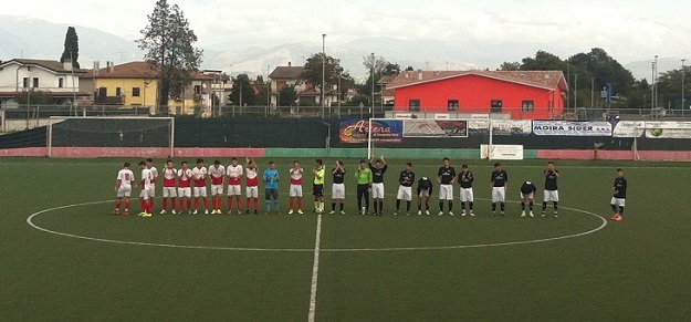 Le due formazioni all&apos;ingresso in campo
