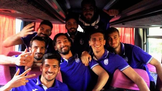 La festa dei giocatori dell&apos;Ostiamare dopo il successo sul campo dell&apos;Arzachena ©A.S. Ostiamare lido calcio srl