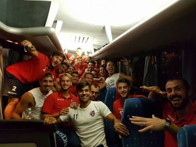 Il selfie dei ragazzi del Fondi di ritorno dalla vittoriosa trasferta di Taranto (foto ©Facebook/UnicusanoFondiofficial)