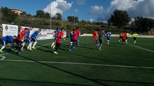 Le due formazioni all&apos;ingresso in campo