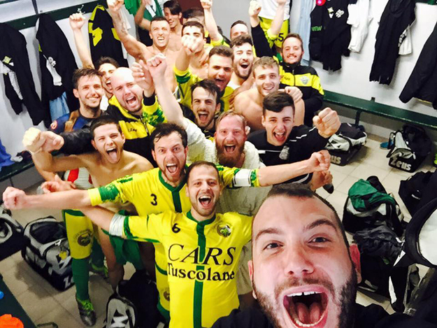 Selfie per i gialloverdi (©Facebook)