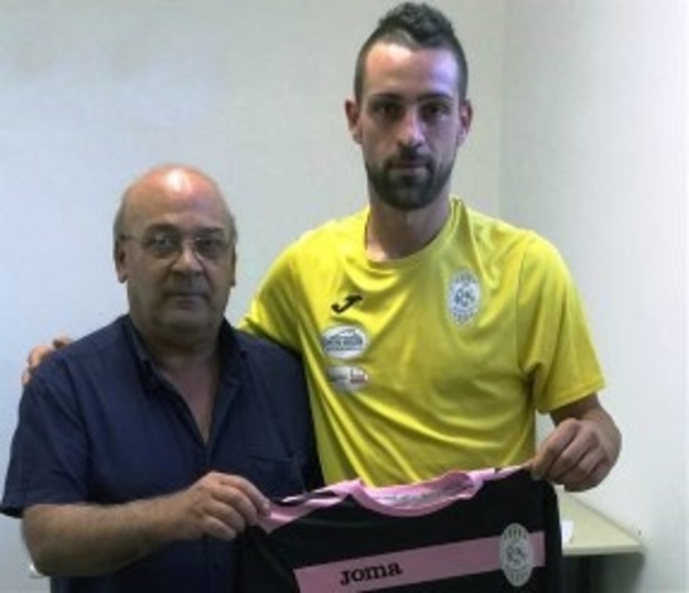 Natalini con l&apos;attaccante Russo (foto NewTuscia)