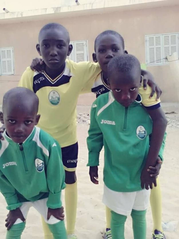 Alcuni bambini senegalesi con le maglie del Castelverde