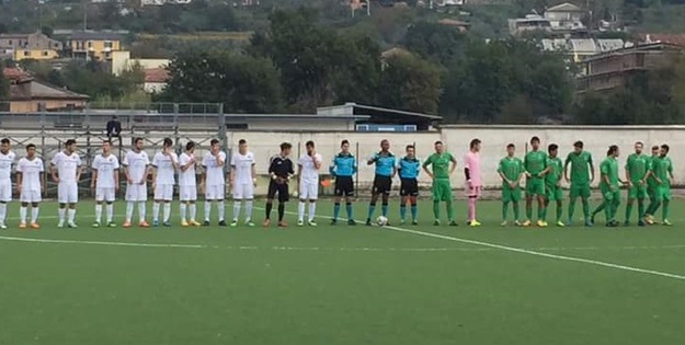 Le due squadre al fischio d&apos;inizio