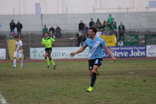 Tutta la gioia di Tornesi dopo la rete del 3 - 1 (foto ©Calabrese) 