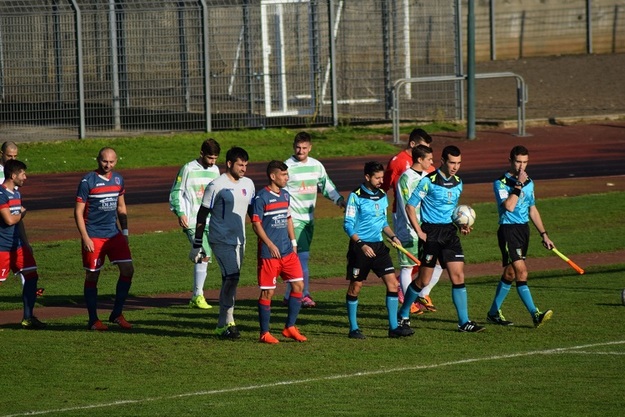 L&apos;ingresso in campo delle due squadre (foto Calcio Sezze)