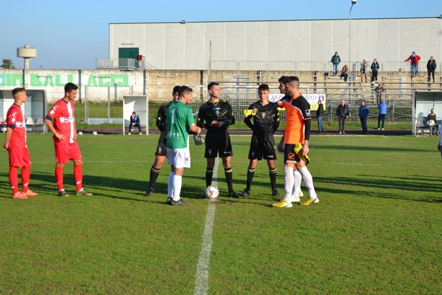 Il saluto tra i capitani