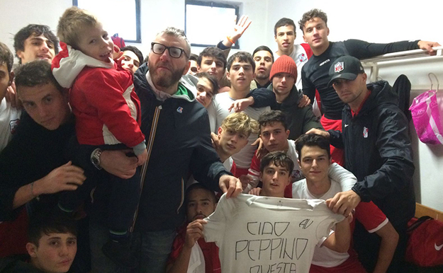 La festa negli spogliatoi dopo il successo di sabato scorso, dedicato a Giuseppe Salamino