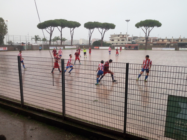 Ladispoli-SFF Atletico sotto la pioggia