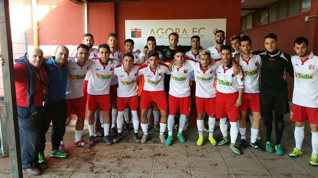 Il mister con tutta la squadra